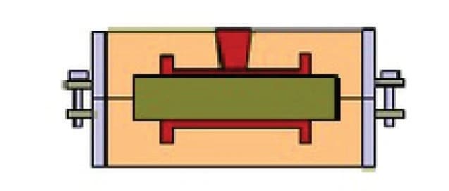 Foto Gjutaren går sedan vidare med att hälla den smälta legeringen i formen.